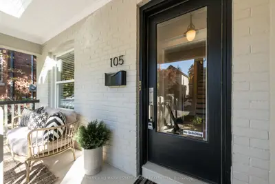 105 Lee Avenue, Toronto, On M4e 2p2