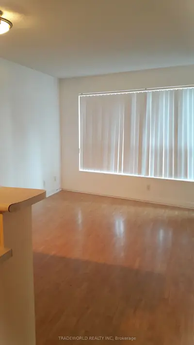 38 Lee Centre Drive 1610, Toronto, On M1h 3j7