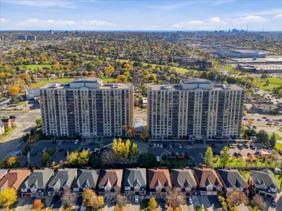 18 Mondeo Drive 1322, Toronto, On M1p 5c8