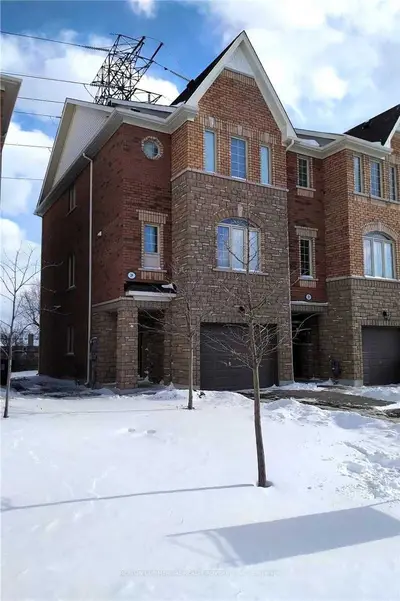 Att/Row/Townhouse in Toronto