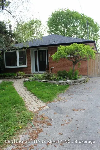 568 Pinewood Street, Oshawa, ON L1G 2S4