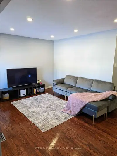 242 Vancouver Street, Oshawa, ON L1J 5X4