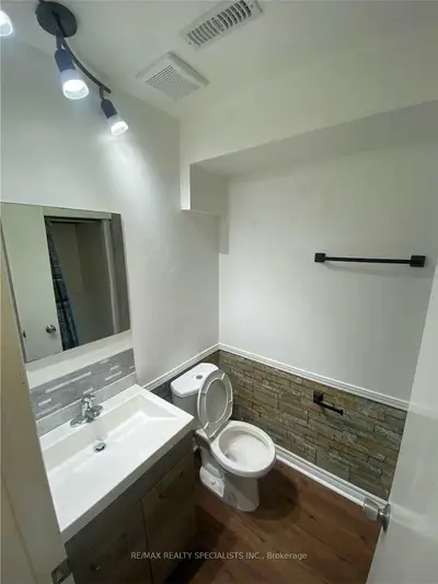 272 Lakeview Park Avenue Bsmt, Oshawa, ON L1J 3Y9