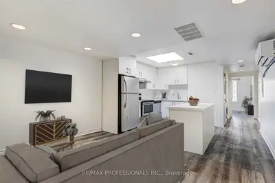 1425 Gerrard Street E 2nd Flr, Toronto E01, ON M4L 1Z7