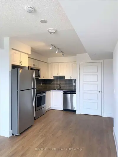 1255 Bayly Street 1910, Pickering, On L1w 1l7