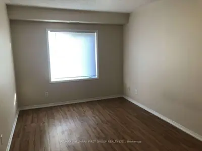 300 Bond Street W 4, Oshawa, ON L1J 8P3