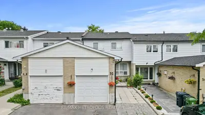 Att/Row/Townhouse in Toronto