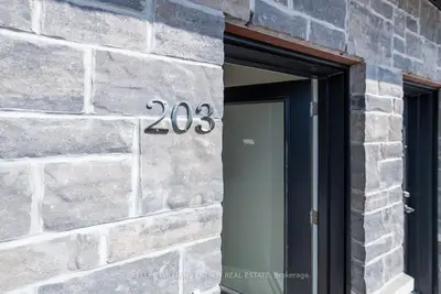 750 King Street E #203, Oshawa, ON L1H 1G9