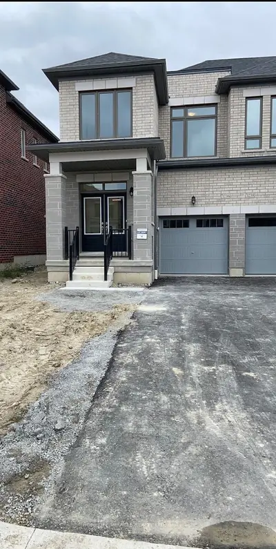 Att/Row/Townhouse in Oshawa
