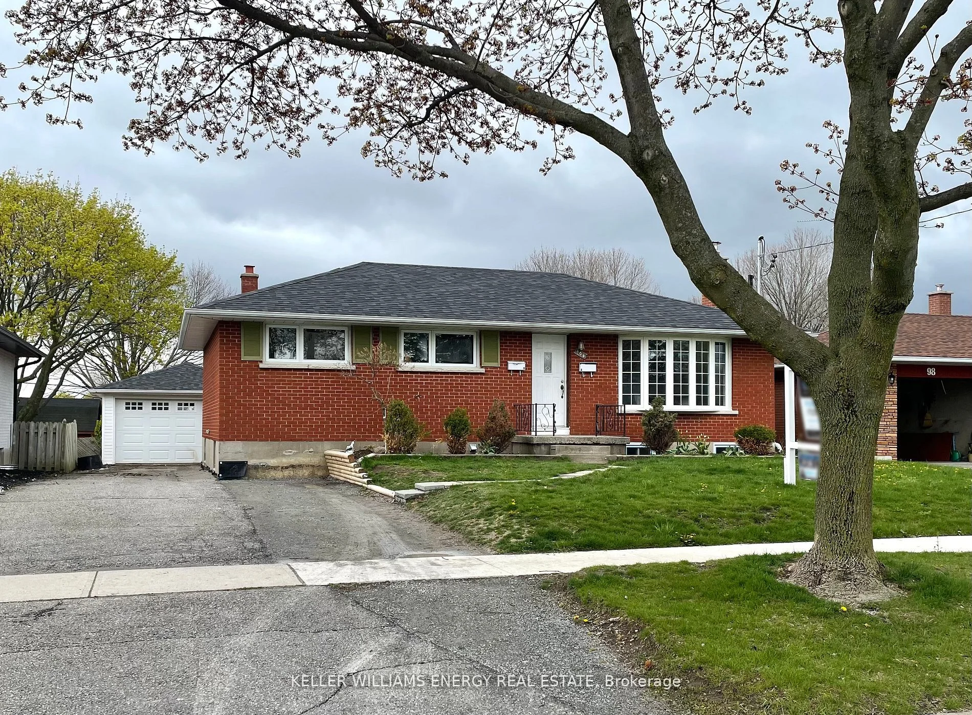 104 Eastlawn Street Lower, Oshawa, ON L1H 7J8
