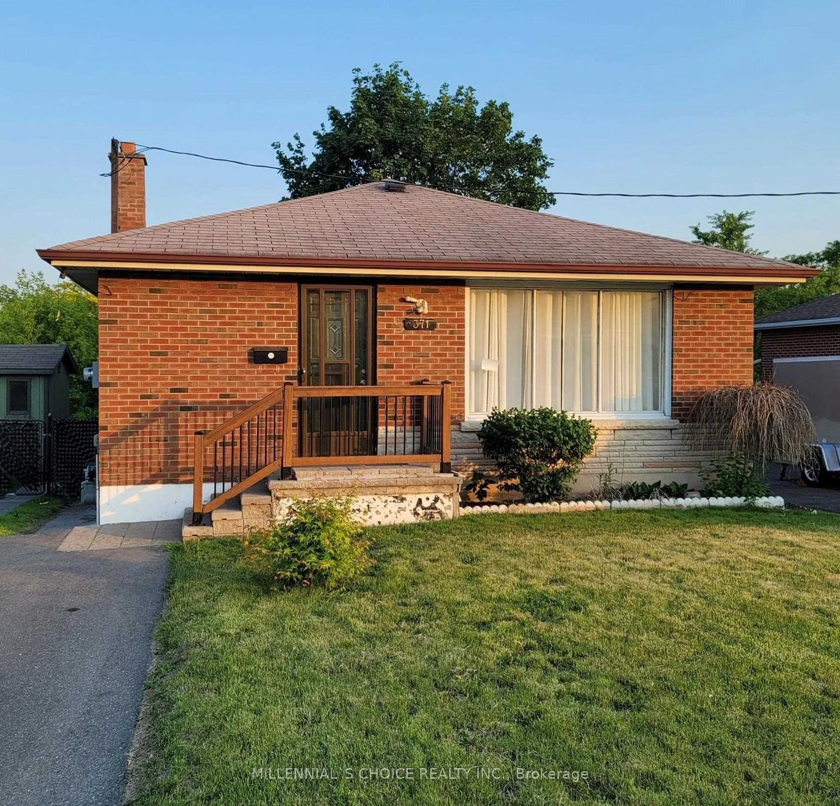 371 Rossland Road E Main, Oshawa, ON L1G 2X2