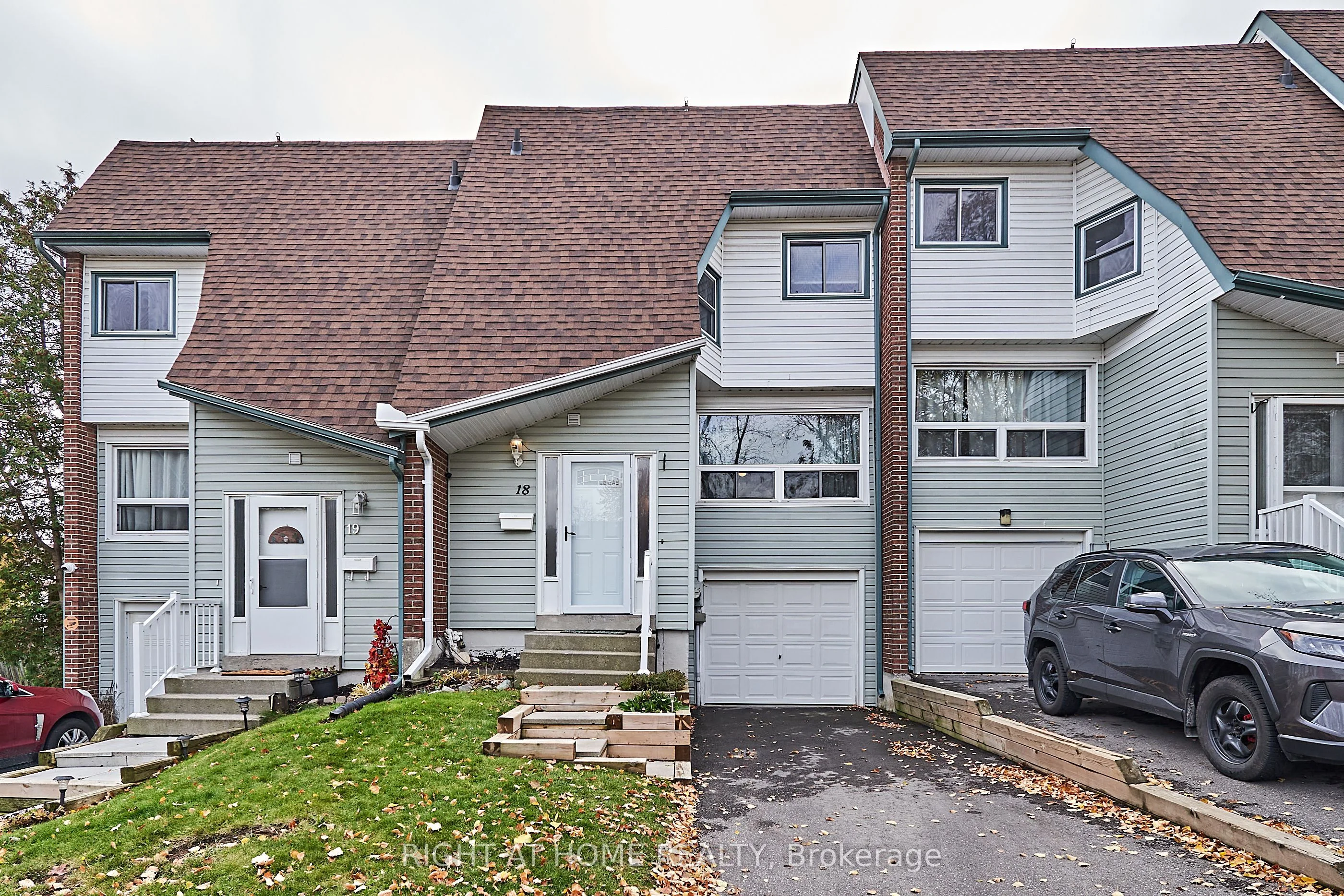 909 King Street W 18, Oshawa, ON L1J 2L4