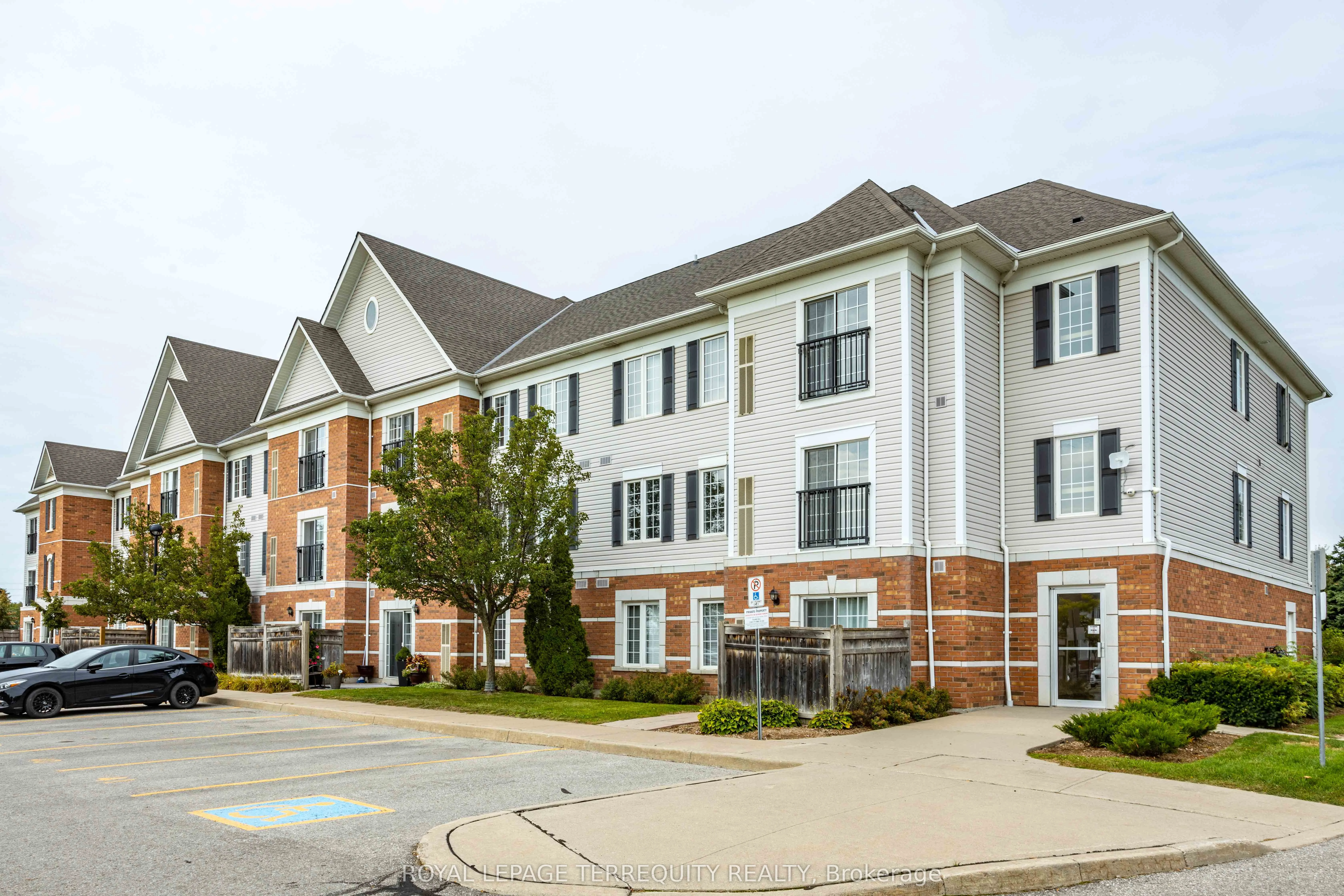 94 Aspen Springs Drive 211, Clarington, On L1c 5n3