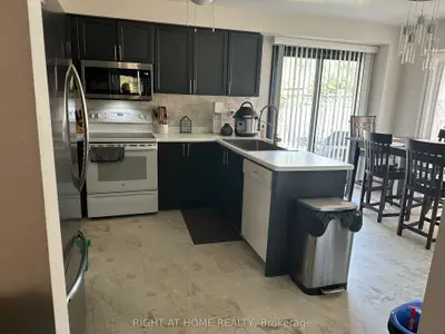 884 Lavis Court, Oshawa, ON L1K 1W1