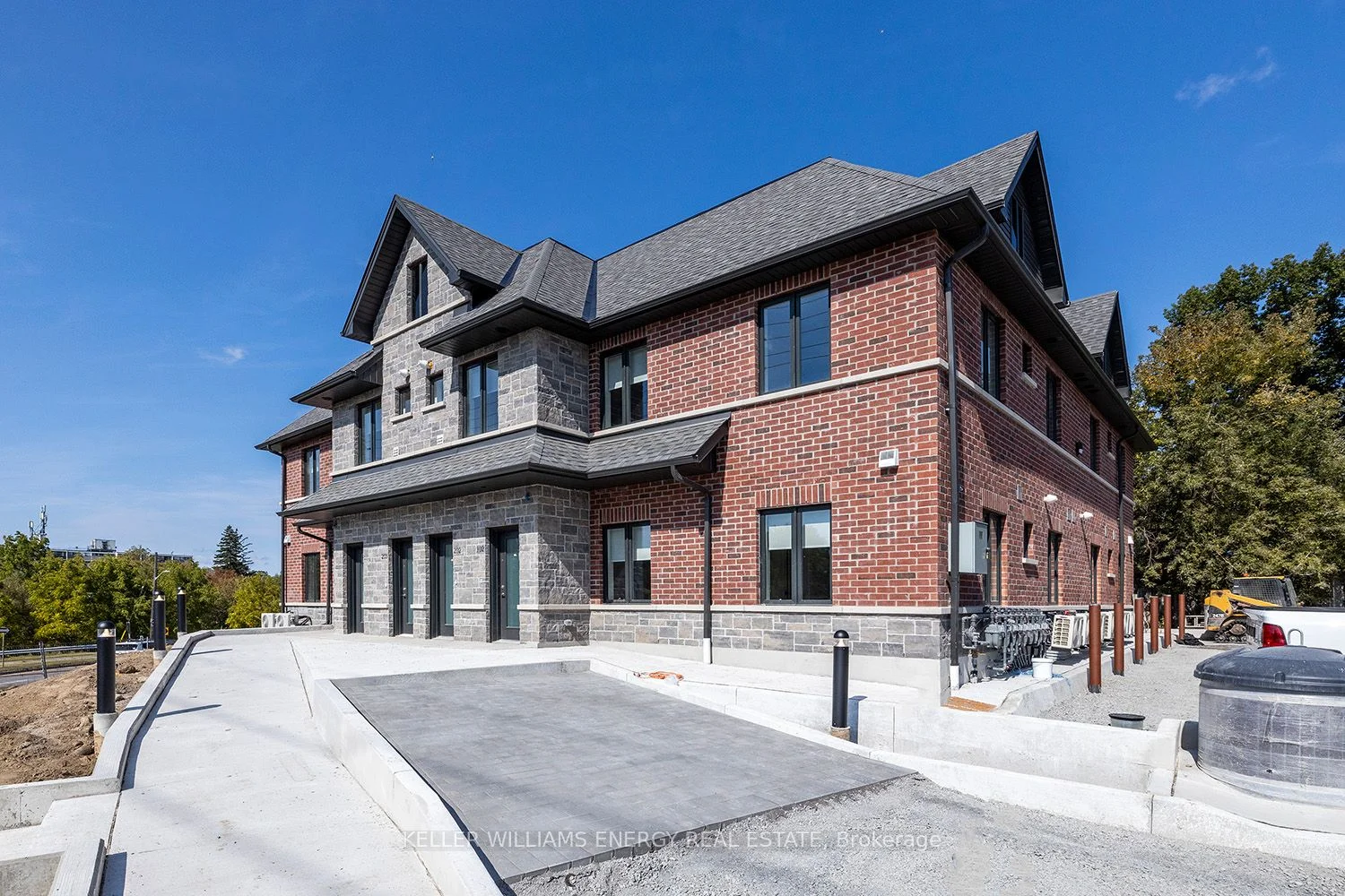 750 King Street E #201, Oshawa, ON L1H 1G9