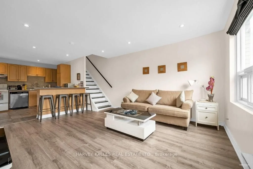 2225 Queen Street E 2, Toronto E02, On M4e 1e8