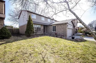 17 Woodlawn Court, Whitby, ON L1N 6R4