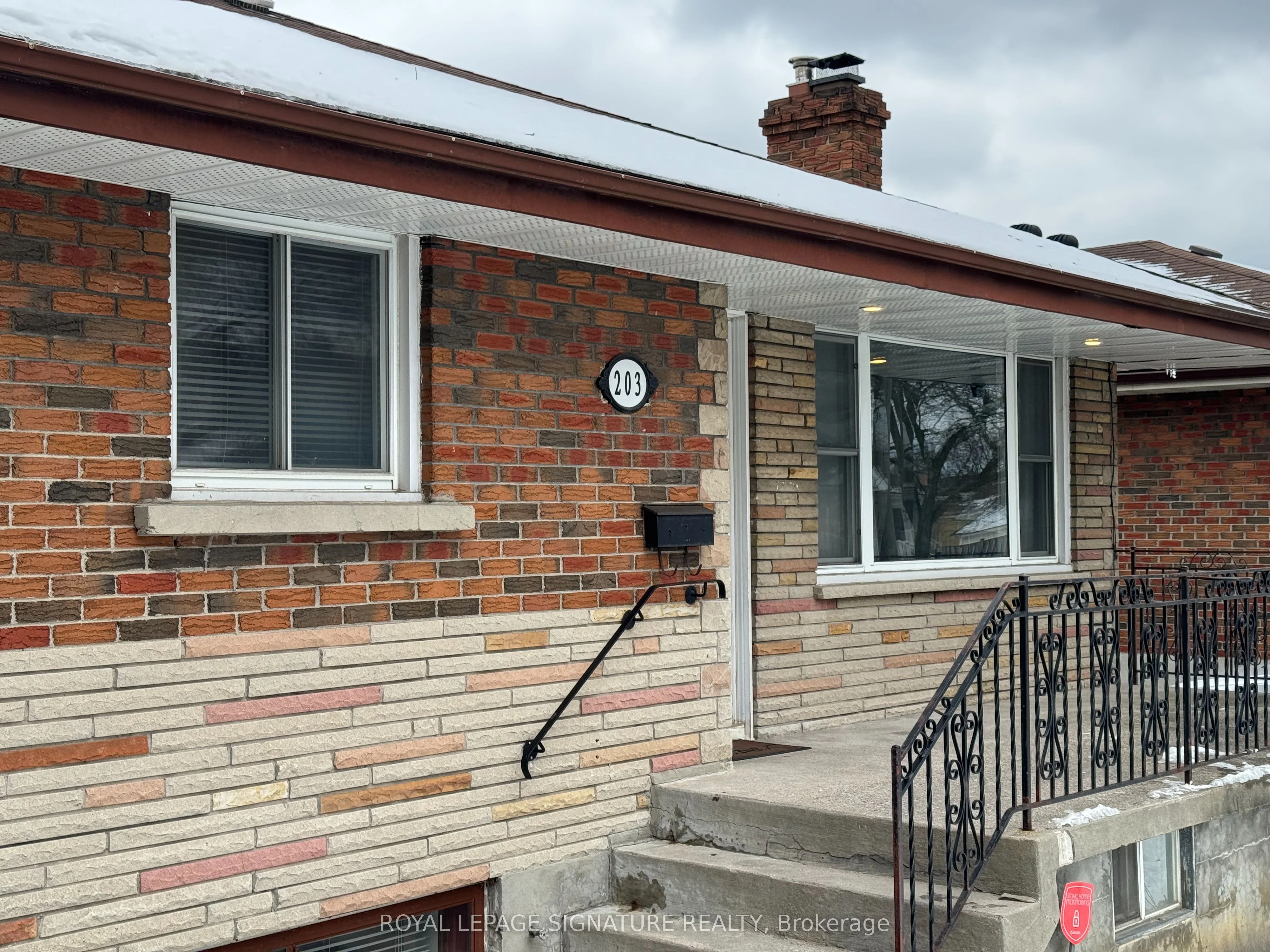 203 Cromwell Avenue Upper, Oshawa, ON L1J 4T7