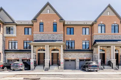 Att/Row/Townhouse in Whitby
