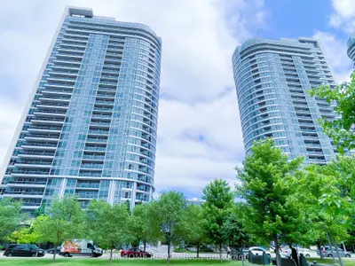 181 Village Green Square 2217, Toronto E07, On M1s 0k6