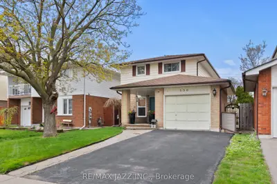 556 Charrington Avenue, Oshawa, On L1g 7l8