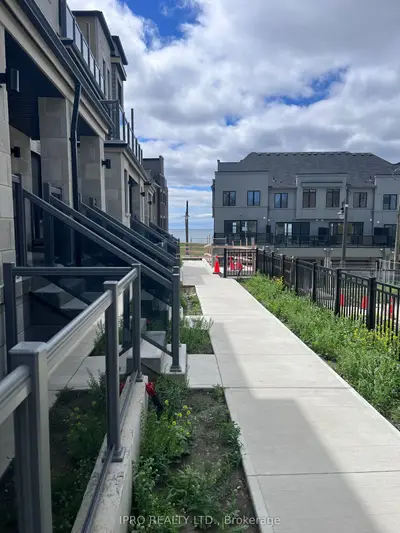 Att/Row/Townhouse in Clarington