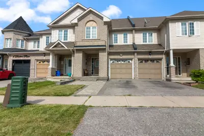 Att/Row/Townhouse in Whitby