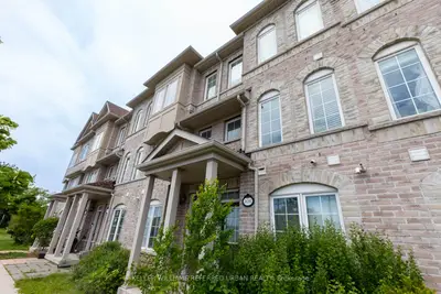 Att/Row/Townhouse in Toronto