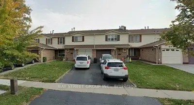 Att/Row/Townhouse in Toronto