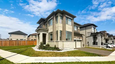 Detached in Whitby