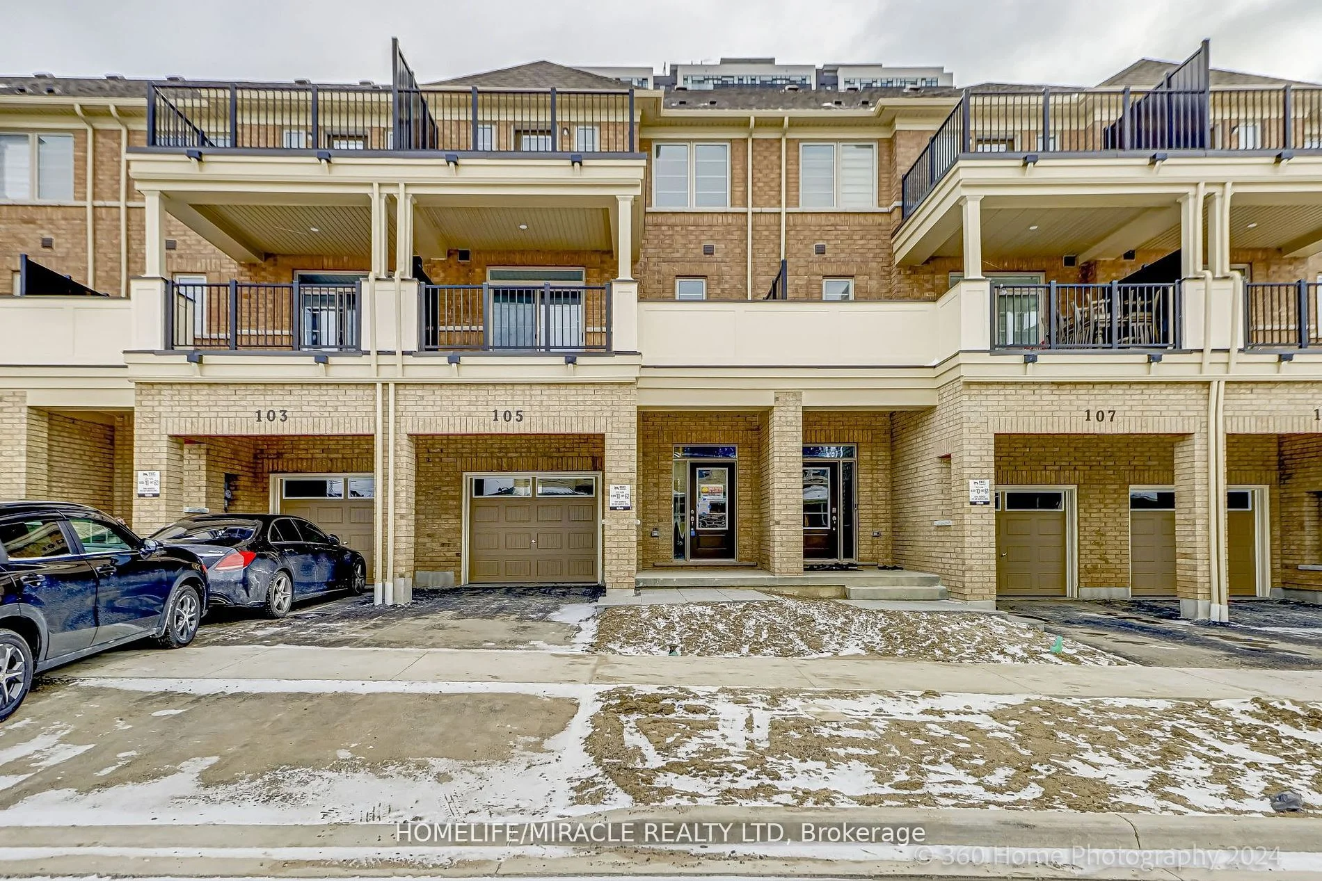 Att/Row/Townhouse in Oshawa
