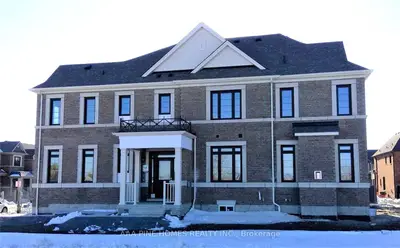 Att/Row/Townhouse in Whitby