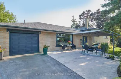 Detached in Whitby