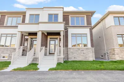 Att/Row/Townhouse in Whitby