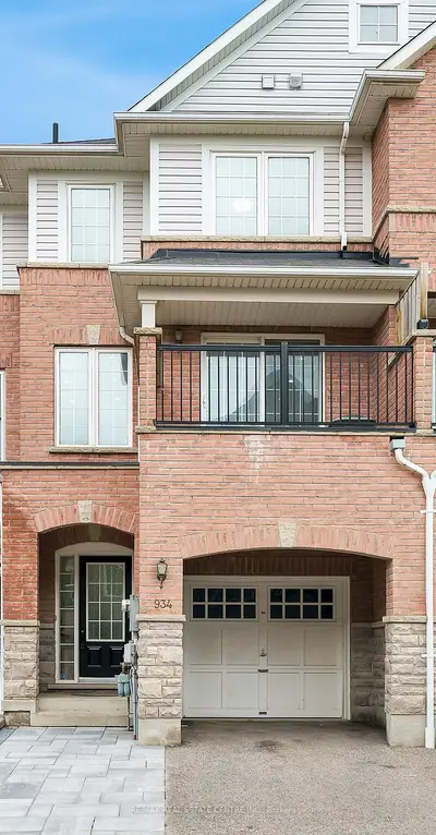 Att/Row/Townhouse in Ajax
