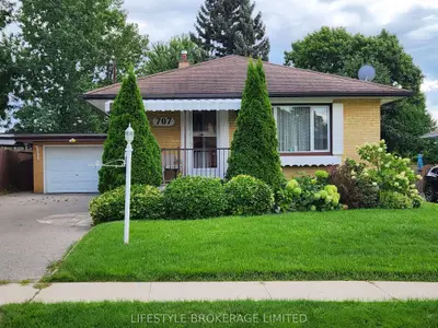 Detached in Whitby