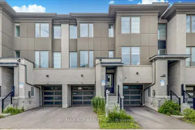 Att/Row/Townhouse in Whitby