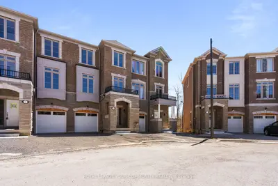 Att/Row/Townhouse in Ajax
