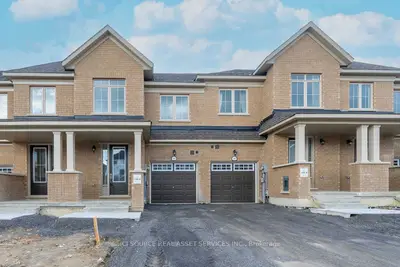 Att/Row/Townhouse in Oshawa
