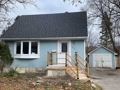 Detached in Whitby