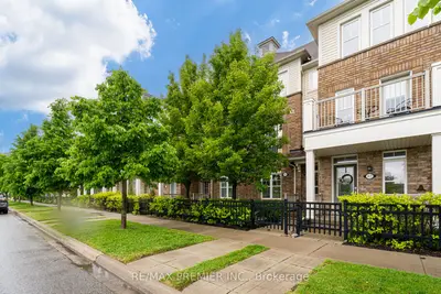 Att/Row/Townhouse in Whitby