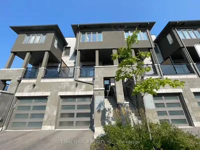 Att/Row/Townhouse in Whitby