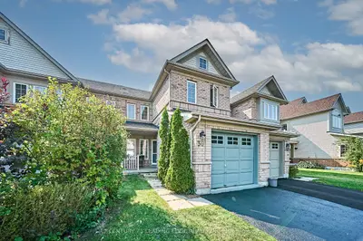 Att/Row/Townhouse in Whitby