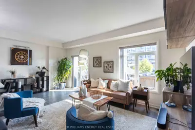 Att/Row/Townhouse in Whitby