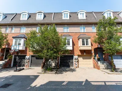 Att/Row/Townhouse in Toronto