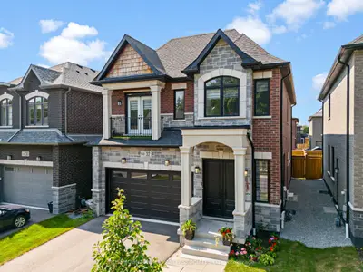 Detached in Whitby