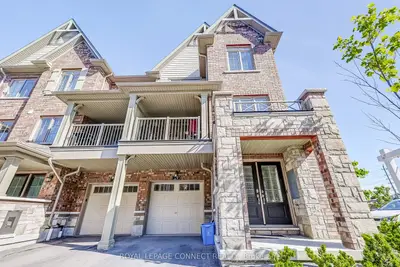 Att/Row/Townhouse in Whitby