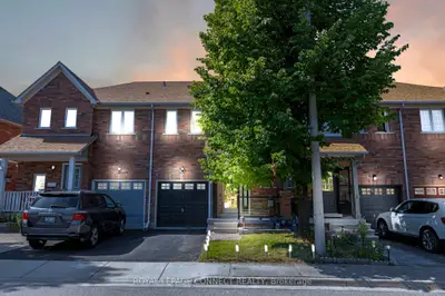 Att/Row/Townhouse in Toronto
