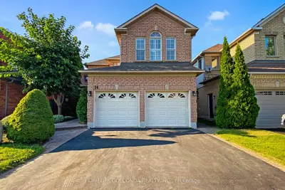 Detached in Whitby