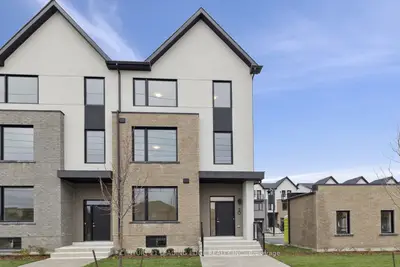 Att/Row/Townhouse in Whitby